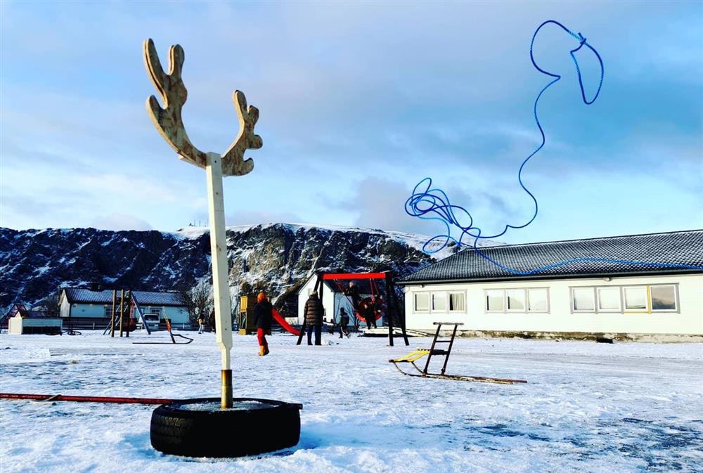 skoleplassen på vinteren, feiring av samenes nasjonaldag med lassokasting - Klikk for stort bilde