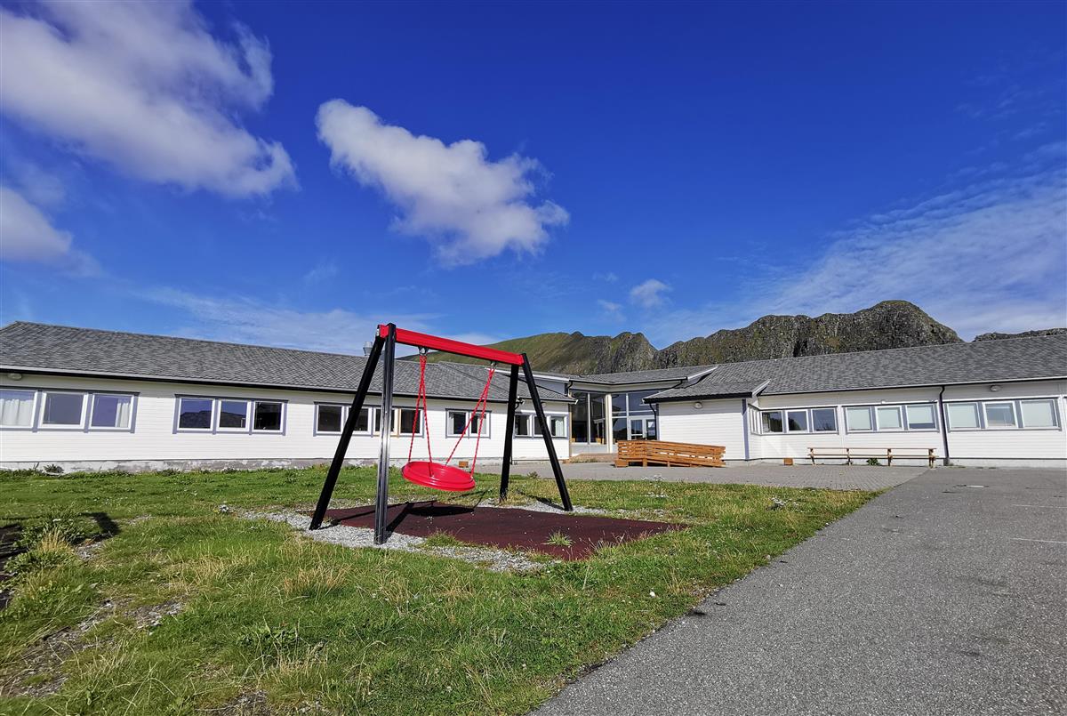 bilde av huske på værøy skole på en fin sommerdag - Klikk for stort bilde